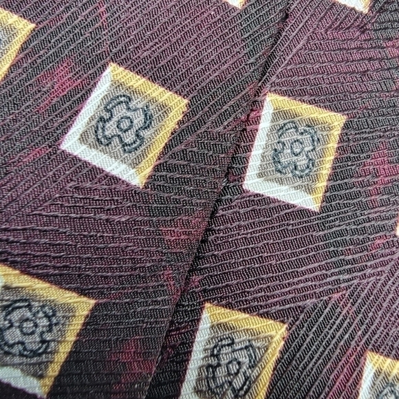 100% Silk Munsingwear Corporate Gear Brown Square Patterned Formal USA Tie - Picture 8 of 12